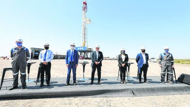 El presidente Alberto Fernández ratificó hoy el compromiso de su gobierno de "reconstruir YPF" con inversión porque, dijo, la Argentina necesita a la empresa "más viva y más fuerte que nunca" para generar trabajo y producir su propio gas, luego de que la dejara "endeudada" la anterior gestión, tal "como dejó también al país". Neuquen Vaca Muerta