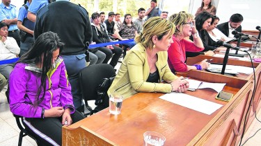 PLAZA HUINCUL MAGALI HERNANDEZ MUJER POLICIA EN TRIBUNALES