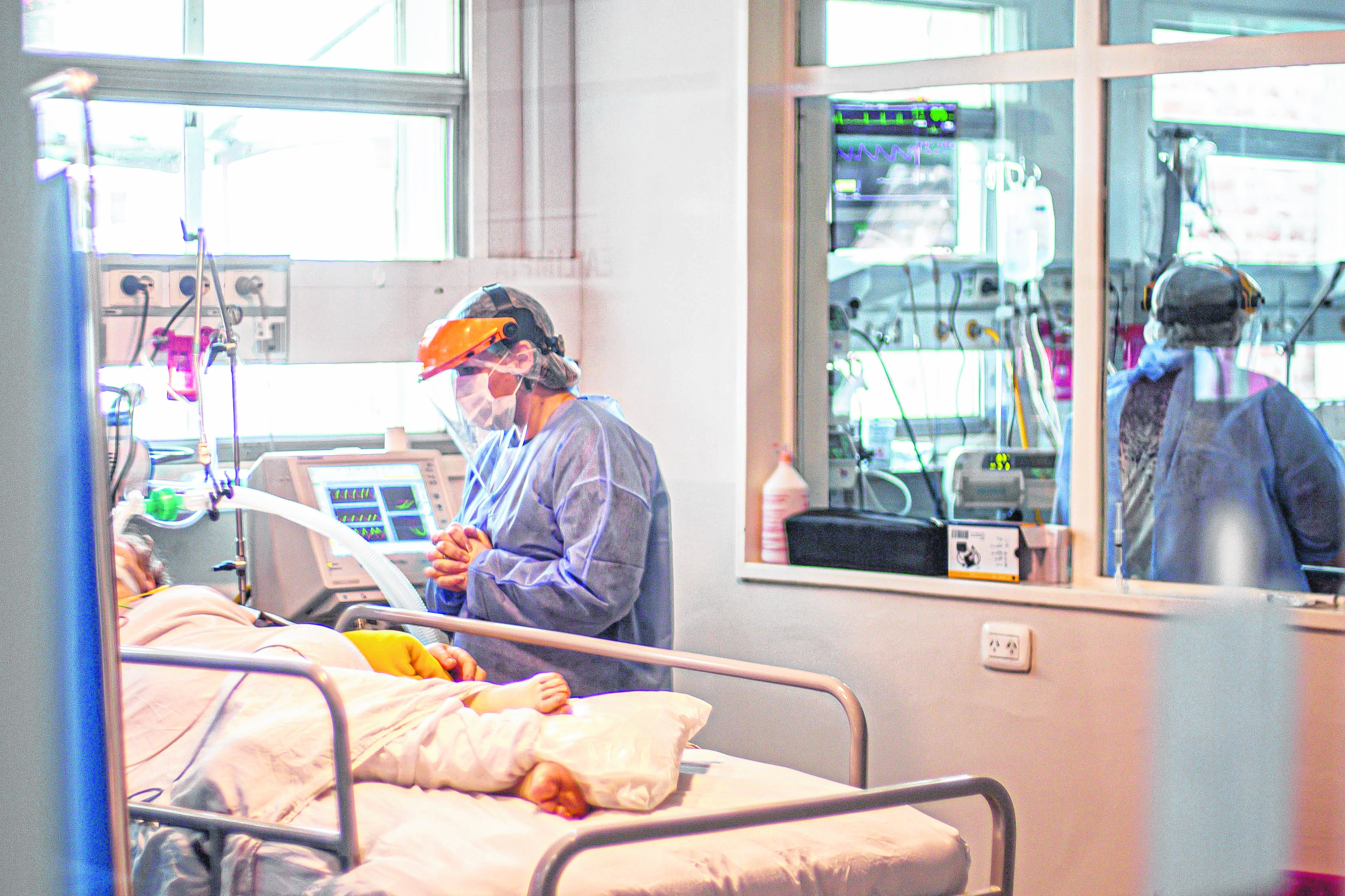 El hospital de Roca tiene 14 unidades de terapia intensiva para adultos y desde hace tres meses trabajan al límite de su capacidad. (Foto: Juan Thomes)