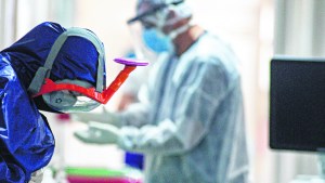 El lado “perverso” del sistema de salud: si un trabajador se contagia, cobra menos