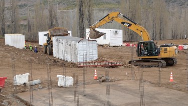 Las empresas adjudicatarias comenzaron con la construcción del obrador, oficinas y los depósitos de la central. (Foto: gentileza)