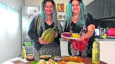 Jesica y Jacqueline muestran sus productos veganos en la chacra que tienen en Cipolletti. Foto: Florencia Salto