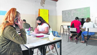 Voluntarios. Muchos estudiantes de Medicina están trabajando en el área de Epidemiología del hospital. Foto: Florencia Salto