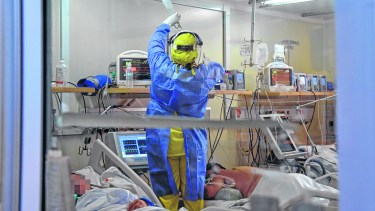 En el quinto piso se encuentran las personas con cuadros  graves de coronavirus que requieren asistencia respiratoria mecánica. Foto Florencia Salto.