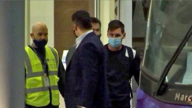 Lionel Messi, al momento de subirse al micro que lo llevará junto a sus compañeros hacia el predio de la AFA. Ahora sí, plantel completo.