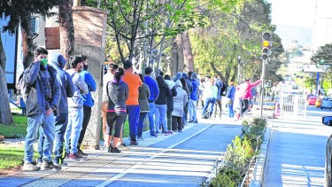En el puesto sanitario del monumento a San Martín las pruebas son gratuitas. (FOTO: Yamil Regules)