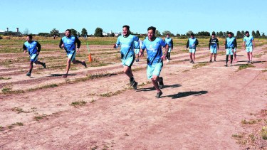 Los jugadores del elenco albiceleste en pleno entrenamiento en el predio del club camino a El Cóndor.
Foto/ Marcelo Ochoa