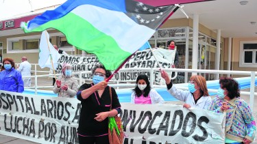 Luego de la asamblea en las veredas del Zatti, los trabajadores viedmenses marcharon e insistieron en el pedido de una suba del 50%. (Foto: Marcelo Ochoa)
