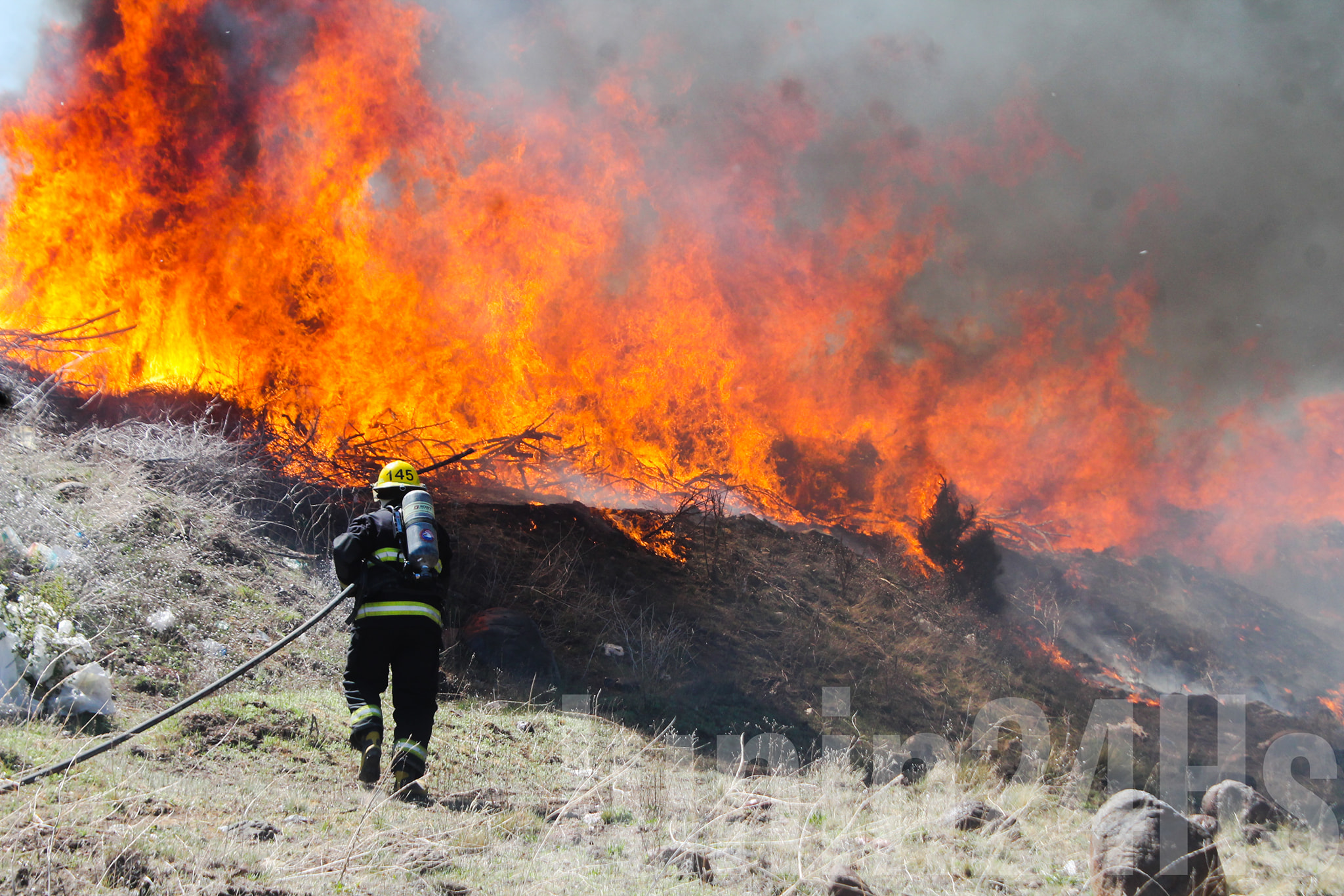 Controlaron el incendio sobre la planta de tratamiento de residuos en Junín de los Andes. (Foto: Gentileza Junín 24 hs).