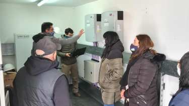 Técnicos de la empresa que ejecutó la obra explican a Confini el funcionamiento del sistema. Foto: Gentileza.