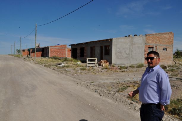 El intendente Quinteros gestiona la terminación de dos planes de viviendas que están paralizados desde el 2011. Foto: José Mellado.