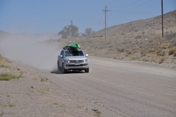 En esta época, en tránsito en el ripio -entre Jacobacci y Dina Huapi- genera polvo en suspensión. Se recomienda circular a baja velocidad. Foto: José Mellado.
