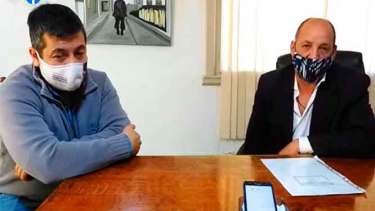 El intendente Carlos Toro, junto al Secretario de Gobierno, Gonzalo Adaime, lanzaron ayer el programa "Jacobacci cuida a Jacobacci". Foto: José Mellado.