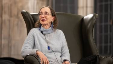 Nacida el 13 de junio de 1938 en una granja al norte del Estado de Nueva York, como su madre, Joyce Carol Oates también estudió en una escuela con una única aula y gracias a una beca llegó a la Universidad de Syracuse, donde tras graduarse con honores.