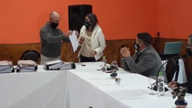 La legisladora Helena Herrero, junto al Secretario de Infraestructura, Alejandro Echarren, abren uno de los sobres. 