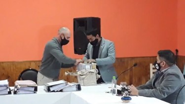 El legislador Darío Ibáñez, abrió uno de los sobres. 