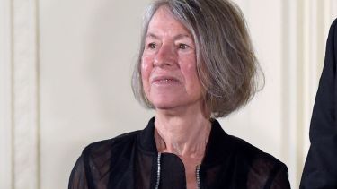 Louise Glück apurada por tomar su café, agradeció el premio Nobel de Literatura sin filtro.