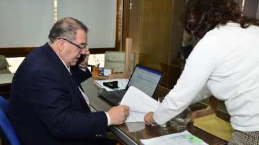 El municipio reginense autorizó la apertura de comercios el lunes. 