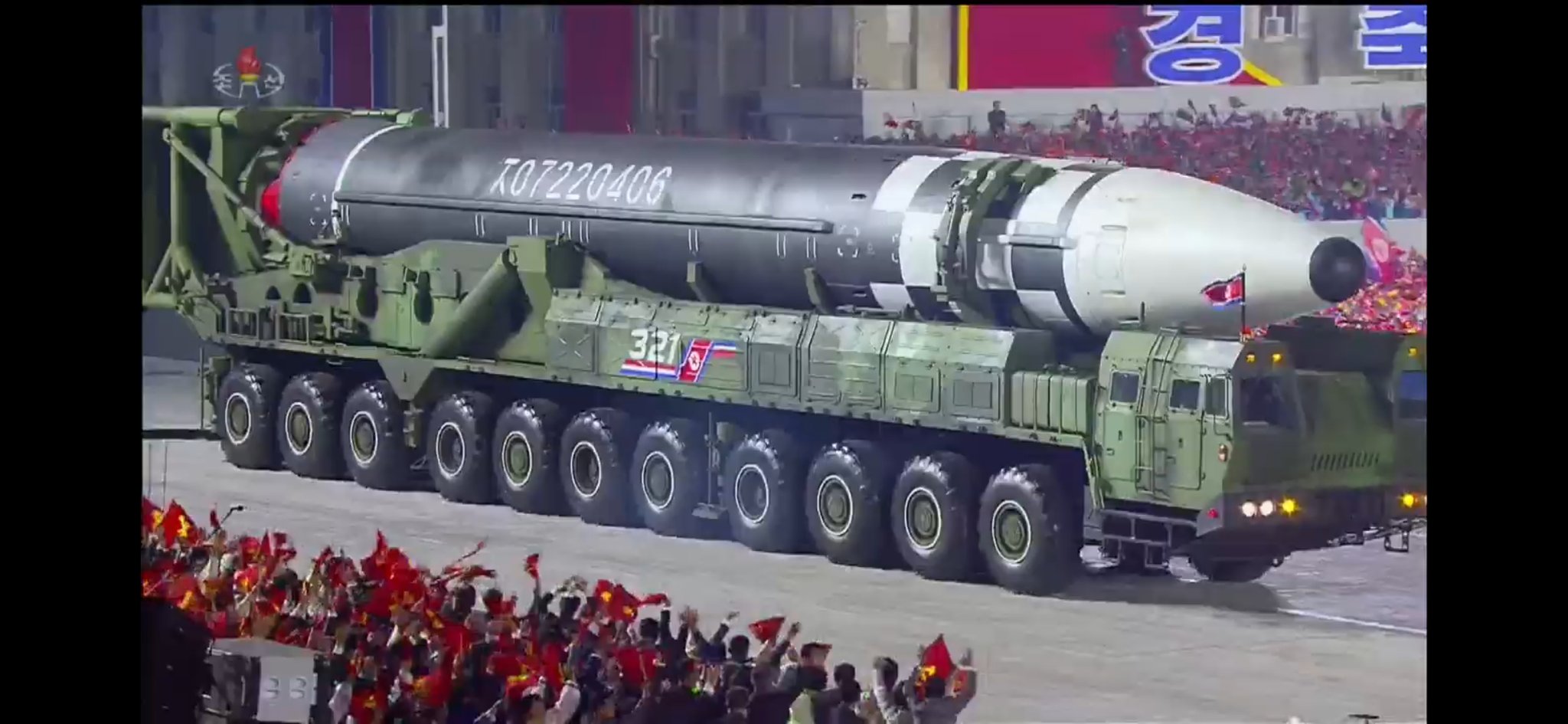 El cohete fue transportado por un vehículo de 11 ejes de largo por la plaza Kim Il Sung.