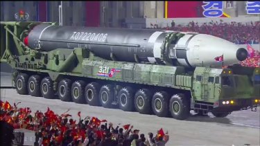 El cohete fue transportado por un vehículo de 11 ejes de largo por la plaza Kim Il Sung.