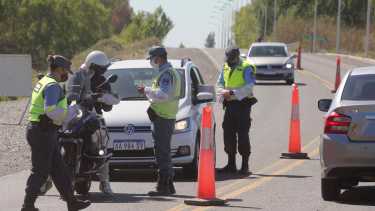 Los controles para la circulación serán uno de los puntos a reforzar en esta nueva etapa en Neuquén. Foto: Oscar Livera.