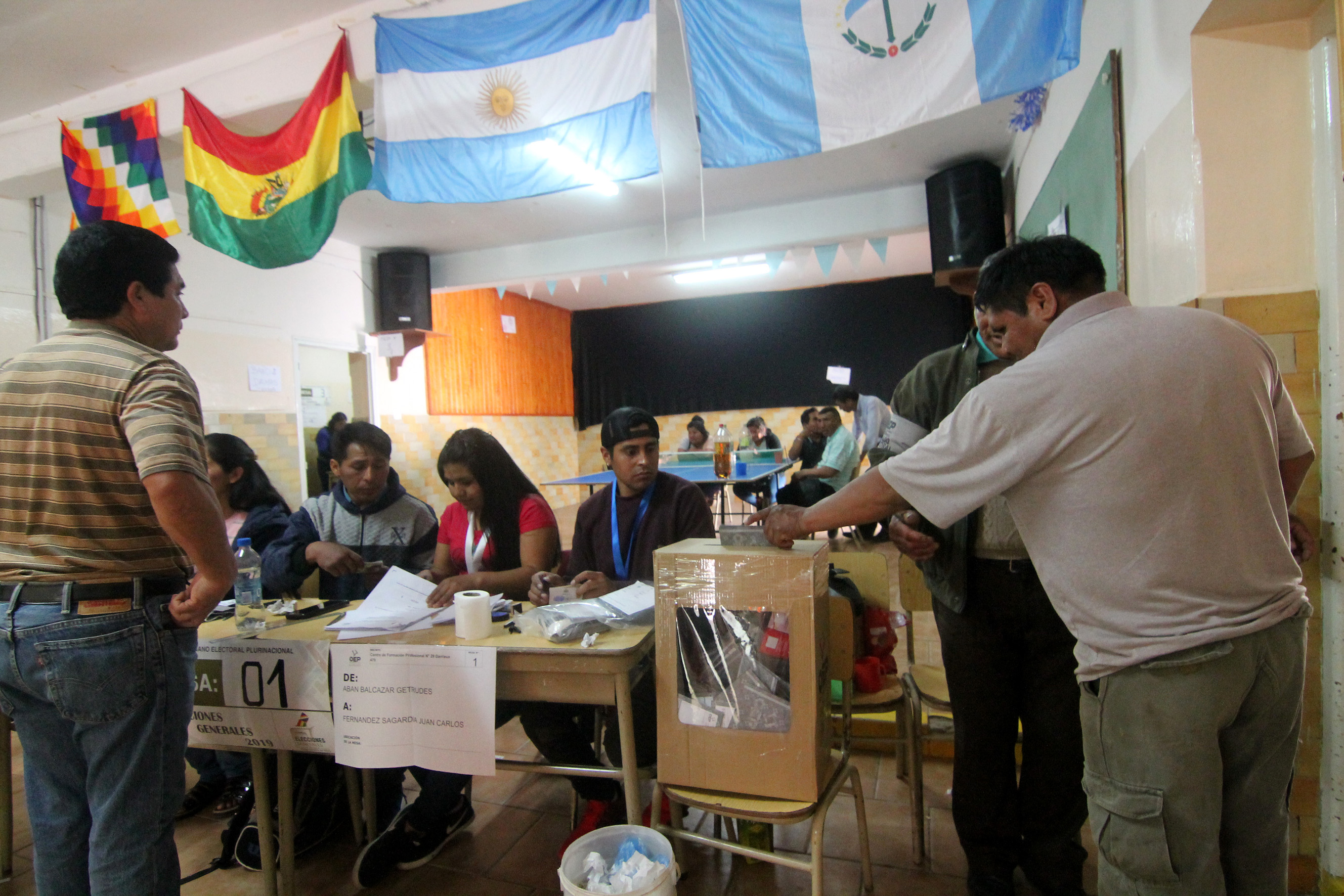 Los ciudadanos bolivianos de la región emitiendo su voto en la urna. Foto: archivo Oscar Livera