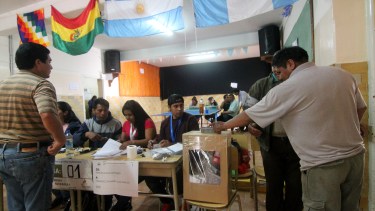 Los ciudadanos bolivianos de la región emitiendo su voto en la urna. Foto: archivo Oscar Livera