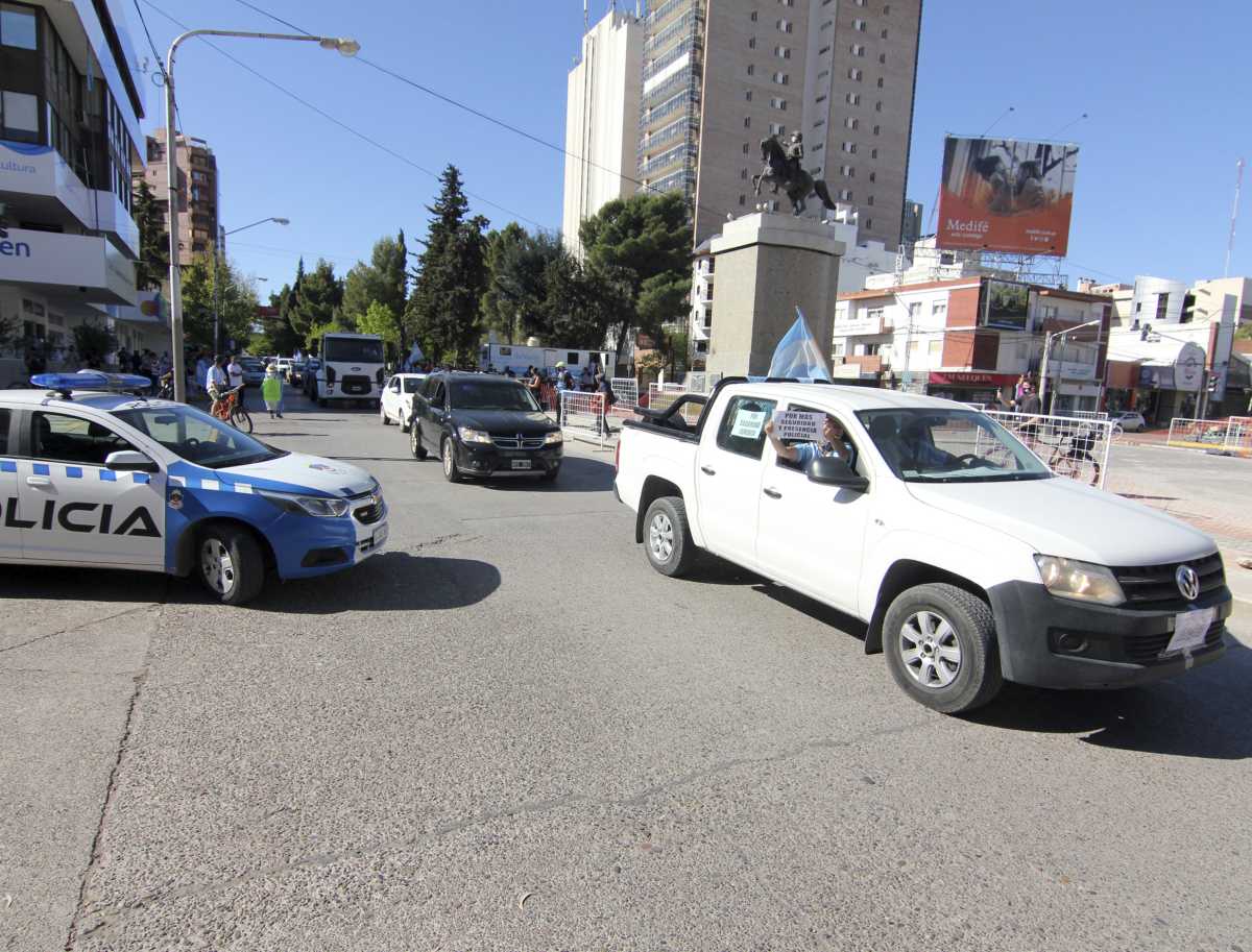Con una caravana recorrieron la avenida Argentina a la altura del Municipio de Neuquén Capital. Foto: Oscar Livera.