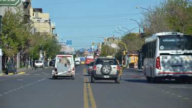 Neuquén amaneció casi sin circulación vehicular, pero luego el tránsito comenzó a intensificarse. (Foto: Yamil Regules).