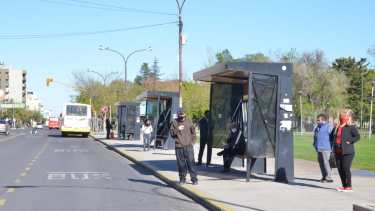 Neuquén amaneció casi sin circulación vehicular, pero luego el tránsito comenzó a intensificarse. (Foto: Yamil Regules).