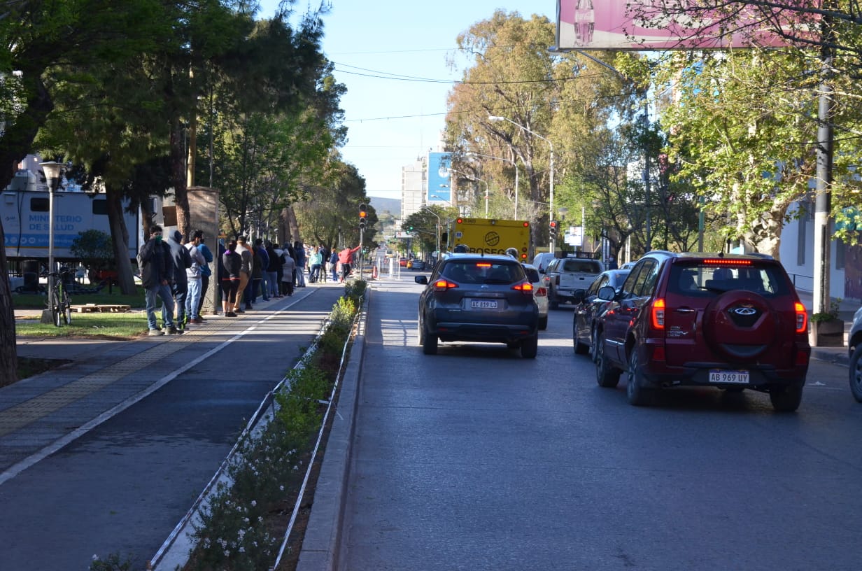 En el primer día de restricción vehicular en Neuquén, se registró una gran fila en el trailer para realizarse hisopados. (Foto: Yamil Regules).