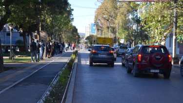 En el primer día de restricción vehicular en Neuquén, se registró una gran fila en el trailer para realizarse hisopados. (Foto: Yamil Regules).