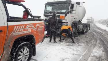 La nieve de primavera complicó las rutas en Neuquén. (Foto: gentileza)