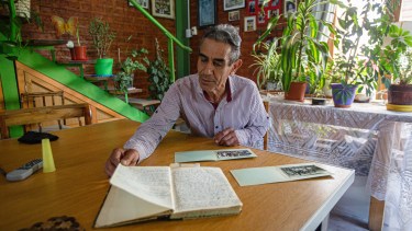 Angel Neyra -apellido que se escribe con “y”, enfatiza- con el libro de actas de la primera comisión. (Foto Juan Thomes)