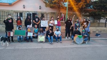 El grupo de mujeres que impulsó la iniciativa, celebró en las puertas del CD la sanción de la Ordenanza 237/20. Foto: gentileza.