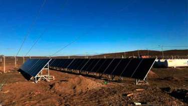 En al armado del parque de Pilquinyeu del Limay, ya se colocaron más de 90 paneles solares. Foto: gentileza.