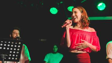 Licenciada en Música por UNLP, Real Nini es compositora, cantante y bailarina. 