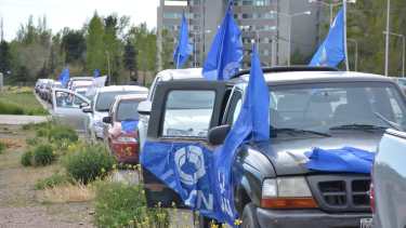 La fila de autos con banderas del gremio UPCN se concentró en el Paseo de la Costa desde las 9. Foto: Yamil Regules. 