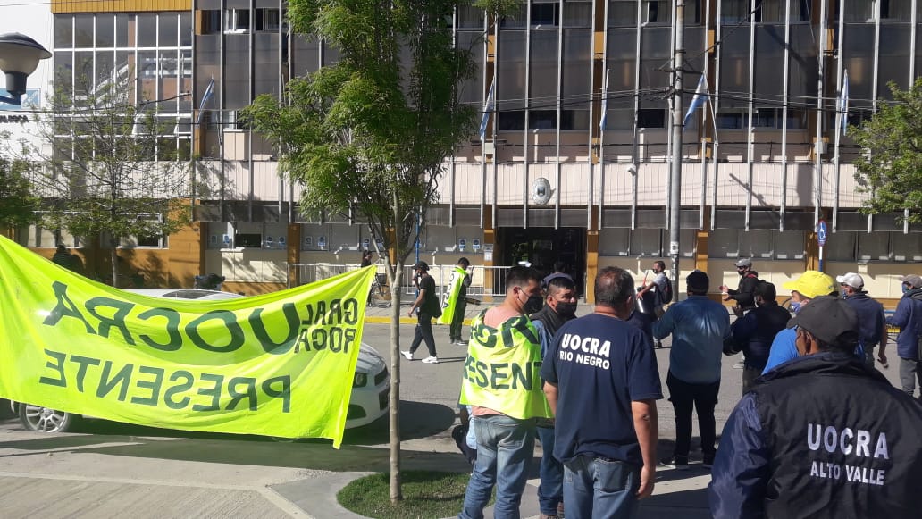 Los trabajadores de la Uocra esperan una respuesta de la intendenta Soria. (foto César Izza)