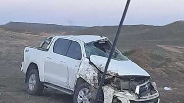 La Toyota Hilux quedó destruida en una de las banquinas. Foto: gentileza. 