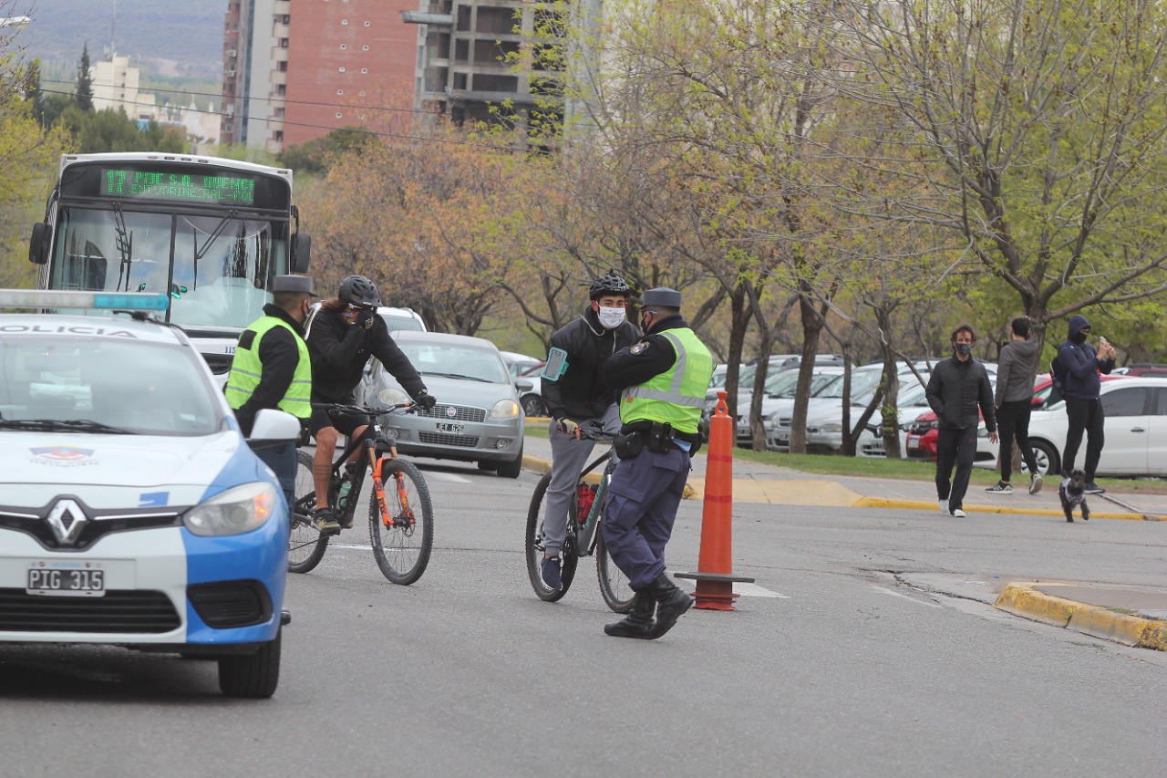 El domingo Neuquén capital tuvo controles de tránsito en las principales calles. Foto: Oscar Livera. 