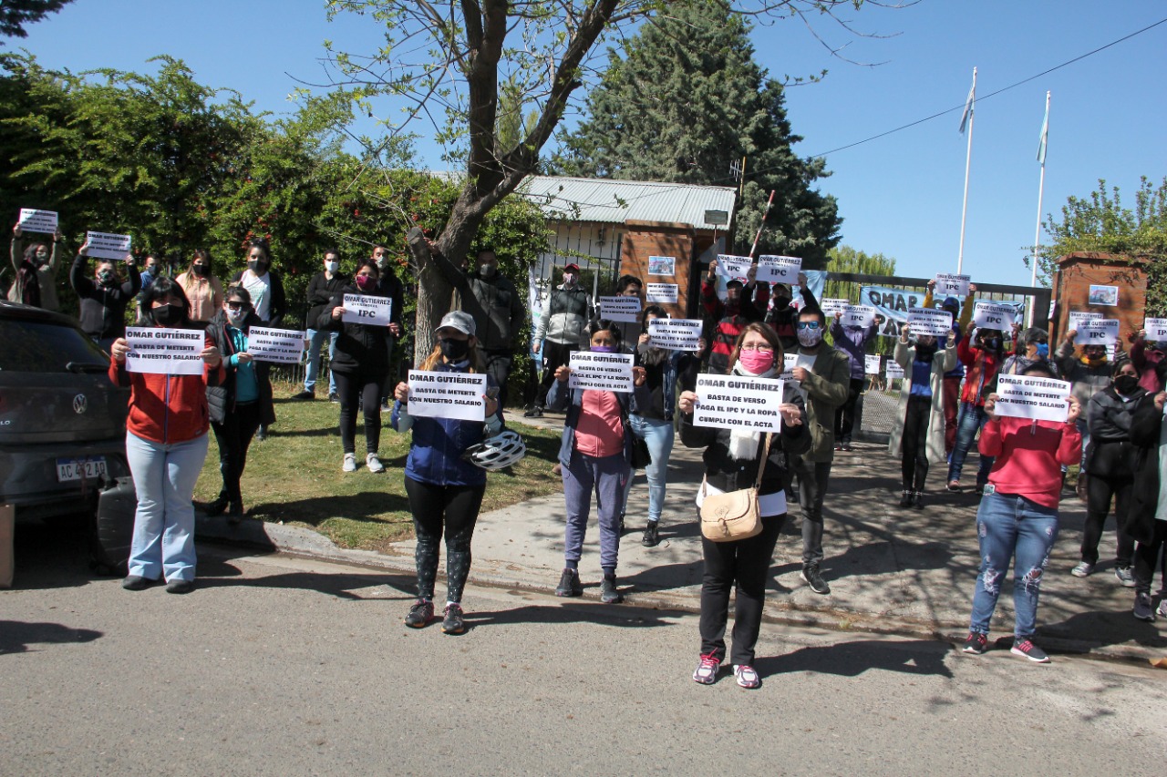 Los manifestantes estatales protestaron frente a los portones de la Residencia Oficial en Neuquén capital. Foto: Oscar Livera.