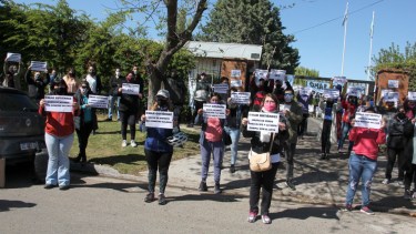 Los manifestantes estatales protestaron frente a los portones de la Residencia Oficial en Neuquén capital. Foto: Oscar Livera.