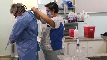 Los trabajadores de la salud sufren el colapso del sistema sanitario.  Foto: Florencia Salto