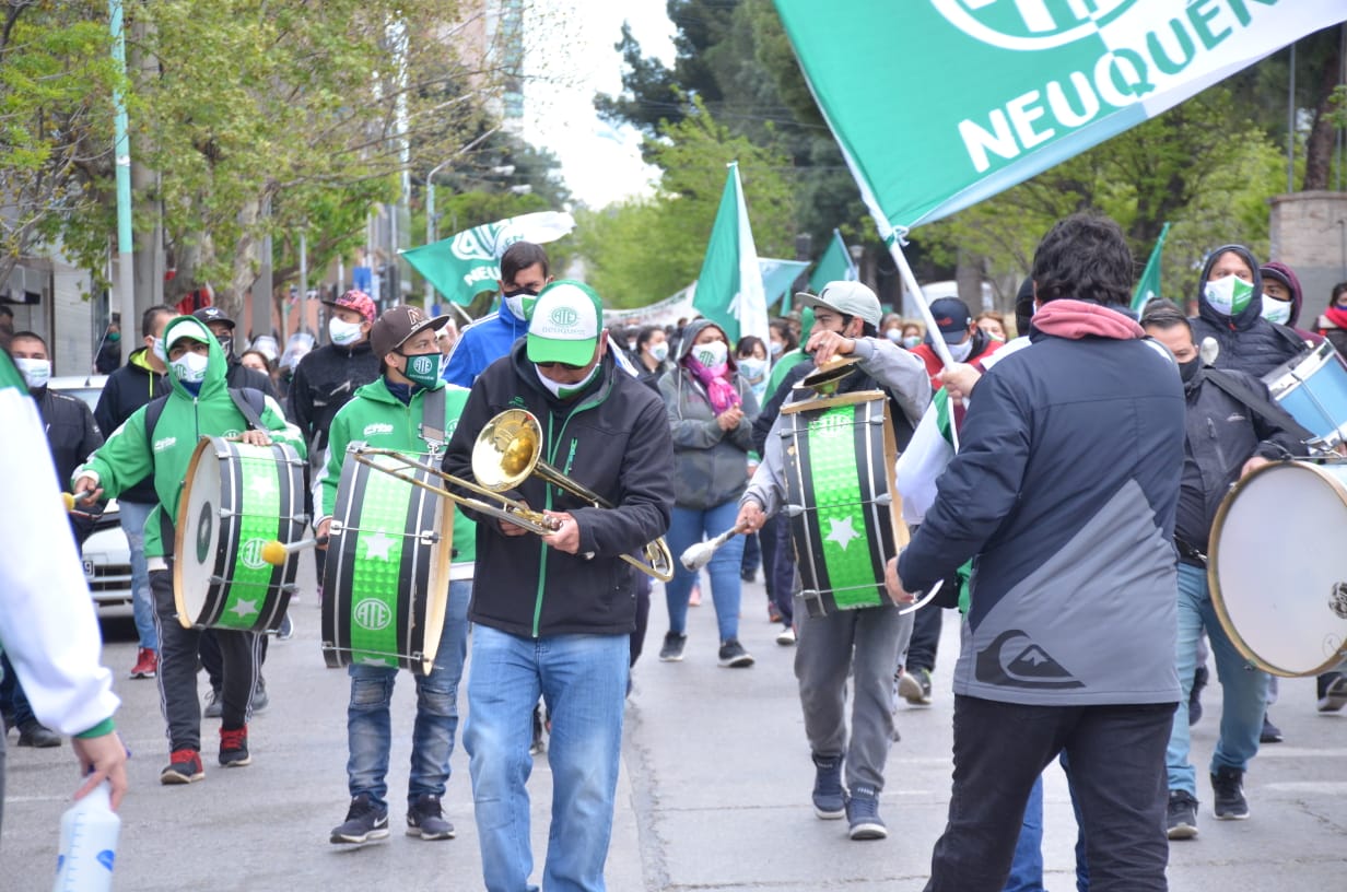 Hoy fue el turno de ATE con una marcha por el centro de Neuquén. Foto: Yamil Regules.