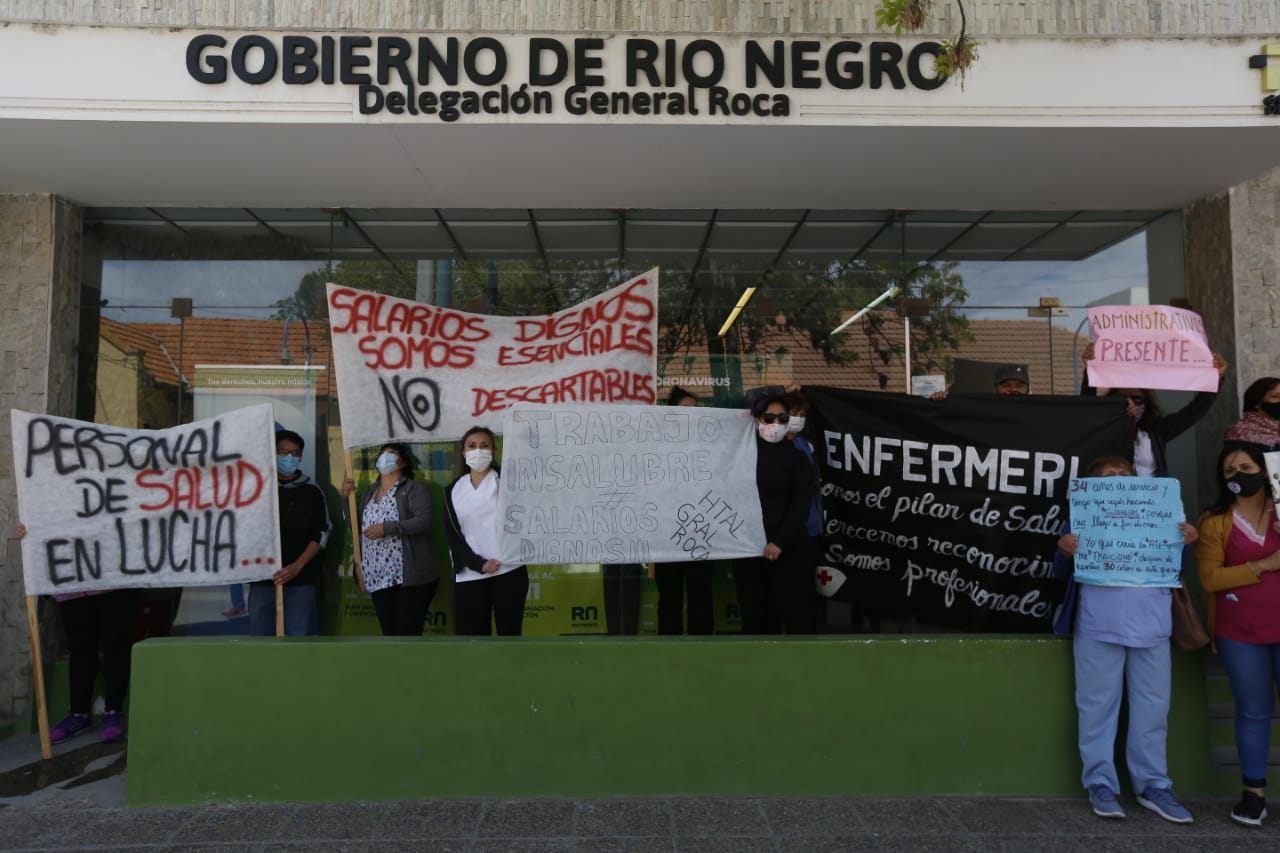Los trabajadores de Salud protestaron en Roca, Viedma, Regina y Bariloche en repudio a la oferta salarial. (Juan Thomes).-