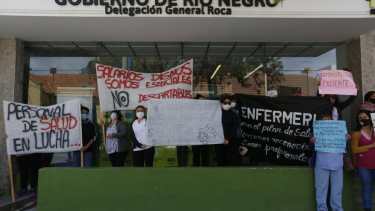Los trabajadores de Salud protestaron en Roca, Viedma, Regina y Bariloche en repudio a la oferta salarial. (Juan Thomes).-