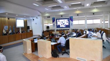 La sesión mixta, con votación en el recinto y de forma remota (foto Florencia Salto)  