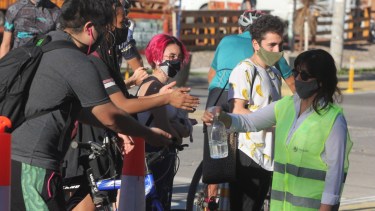 La municipalidad de Neuquén acompaña en la prevención de contagios con los contingentes en la calle. La provincia deberá velar por que se cumpla la restricción vehicular. (Foto Oscar Livera