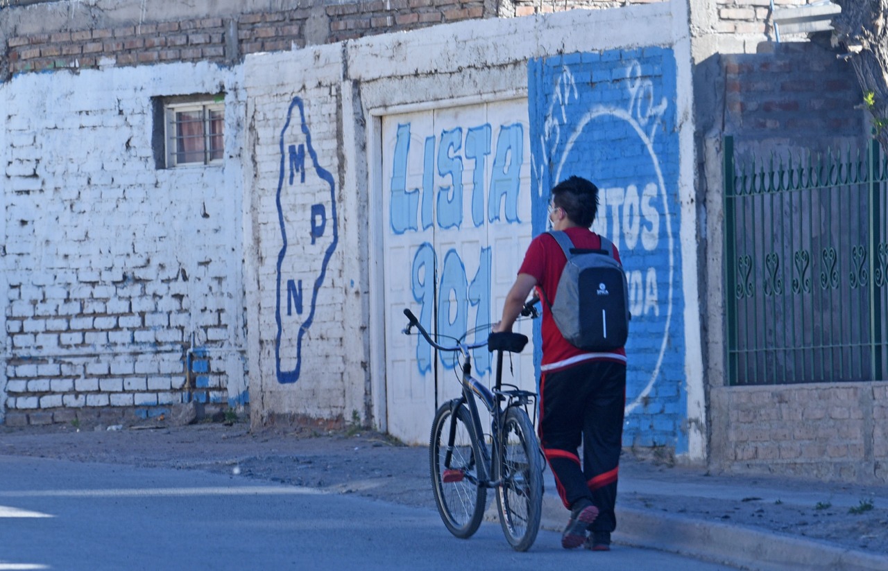 Los barrios de la capital neuquina todavía guardan pintadas de las campañas del pasado 2019, que concentró la carrera electoral. Foto: Florencia Salto.
